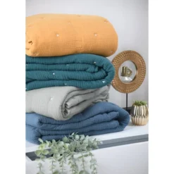 Plaid édredon à Petites Croix Brodées -Pas Cher Zen Repos Magasin 81a2eae772824a7c8b5a2bd85ac0ece4
