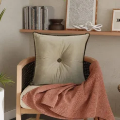 Coussin Décoratif Carré En Velours -Pas Cher Zen Repos Magasin bf1e1ea83b5345a28d6bd51c3f8d6a7a